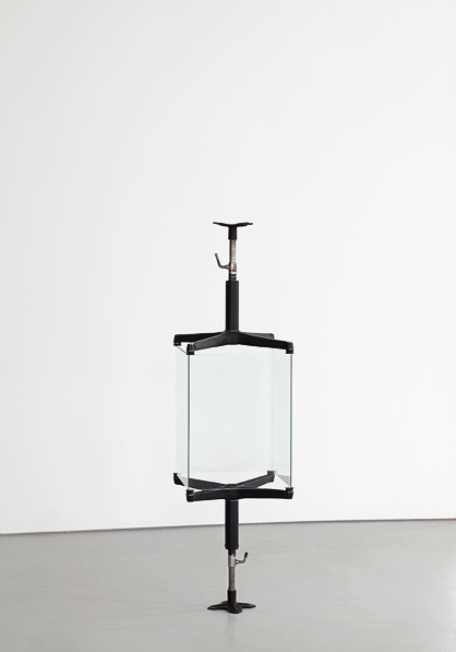 kubrick, Glasscheiben, Unterteile von Drehstühlen, 40 x 40 x 146,5 cm, 2011